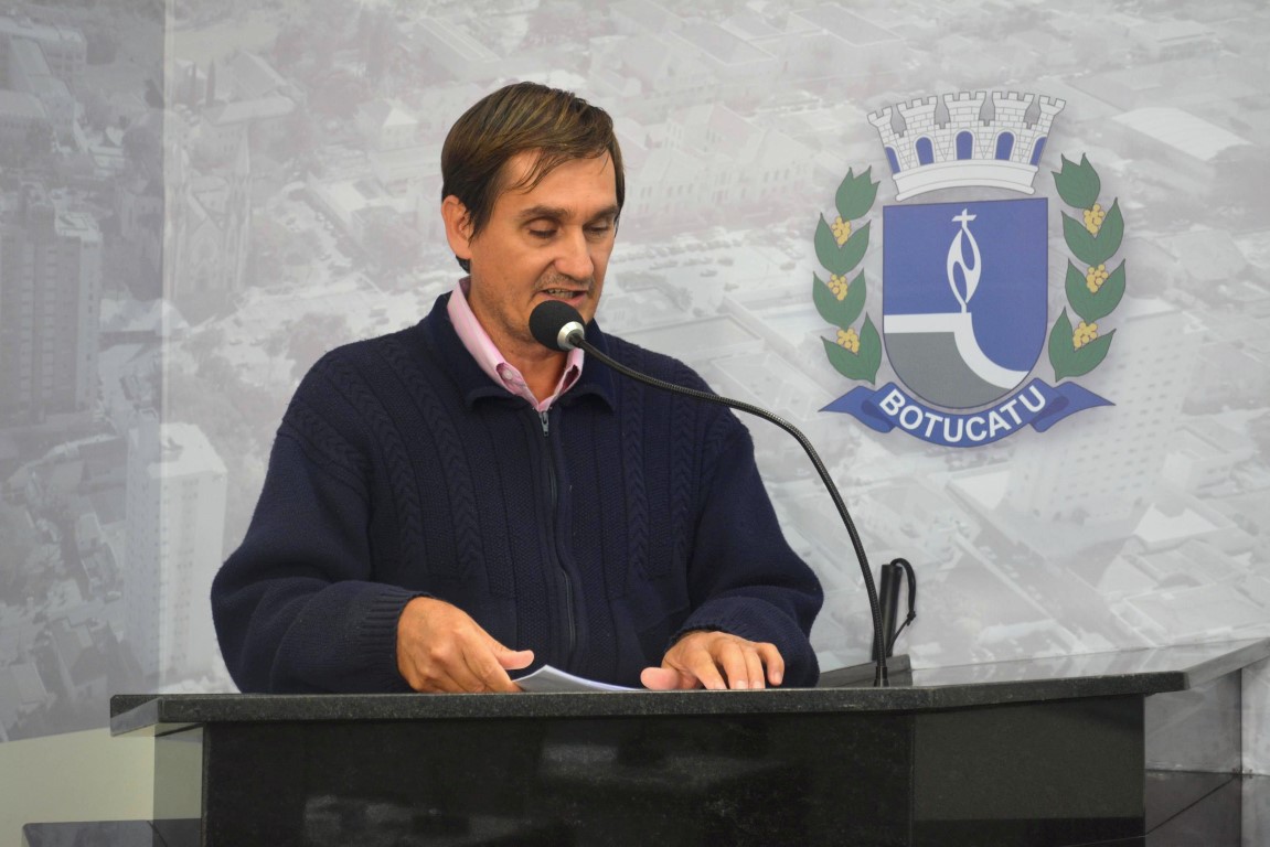 Carlos Trigo insiste em cobertura e assentos de ponto de ônibus